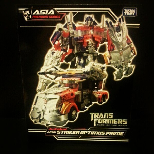 Transformers Asia+APS 01 Striker Optimus Prime In Hand Images .jpg (17 of 19)
